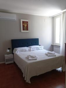 a bedroom with a bed with two towels on it at Giardino Fiorito in Toscolano Maderno