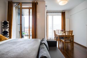 sypialnia z łóżkiem, stołem i krzesłami w obiekcie Apartamenty Prestige Browar Lubicz Stare Miasto w Krakowie