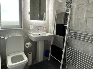 Bilik mandi di HouseSleeps5-Garden-Parking-PetsOK-Near Locks