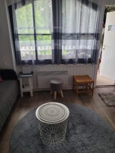 ApróLak Apartman Zalakaros的休息区