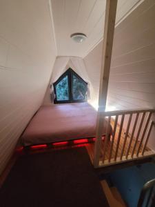 ApróLak Apartman Zalakaros客房内的一张或多张床位