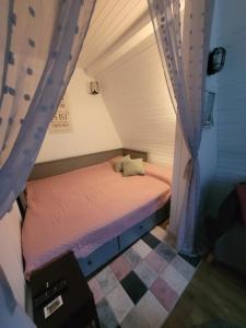 ApróLak Apartman Zalakaros客房内的一张或多张床位