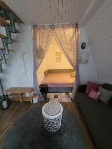 佐洛卡罗斯ApróLak Apartman Zalakaros的一间有一张床和一张沙发的小房间
