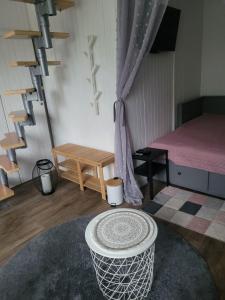 ApróLak Apartman Zalakaros客房内的一张或多张床位
