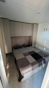 ドラゲにあるHoliday Sea Home 2023の部屋の中に大きなベッドがある寝室