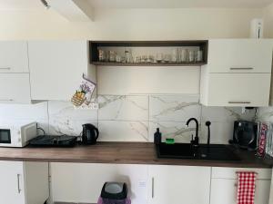 Kuchyň nebo kuchyňský kout v ubytování Apartmány 68