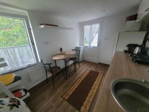 ApróLak Apartman Zalakaros的厨房或小厨房