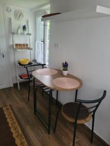 ApróLak Apartman Zalakaros的休息区