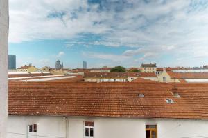 ein Blick auf eine Stadt mit Gebäuden und Dächern in der Unterkunft Le Cocon dans les Nuages in Villeurbanne
