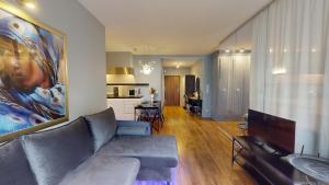 a living room with a couch and a kitchen at Apartament Dmowskiego 1B Wielka Wyspa 900 steps to Market in Wrocław