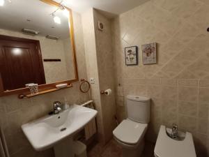 A bathroom at Inmocyma Mirador de Cerler -Puro Pirineo