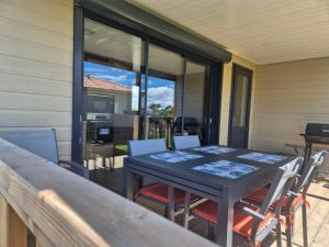 Galeriebild der Unterkunft Chalet dans domaine avec piscine in Marzan