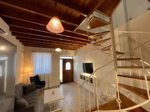 TV a/nebo společenská místnost v ubytování Aegean Dream Residence