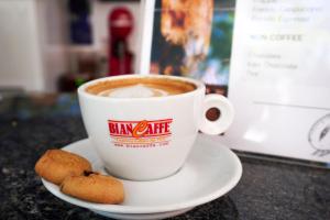 Comodidades para preparar café e chá em Marku Palace