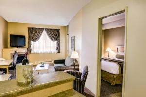 TV a/nebo společenská místnost v ubytování Clearwater Hotel Ltd
