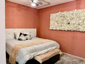 sypialnia z łóżkiem i obrazem na ścianie w obiekcie Urban Jungle Collection w mieście Cancún +49 zdjęć