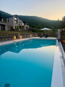 Bazén v ubytování Amfikleia Chalet by Relax in Greece nebo v jeho okolí