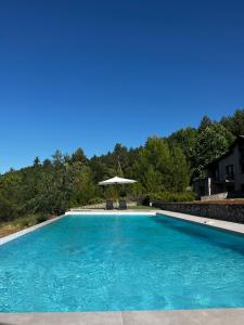 Bazén v ubytování Amfikleia Chalet by Relax in Greece nebo v jeho okolí