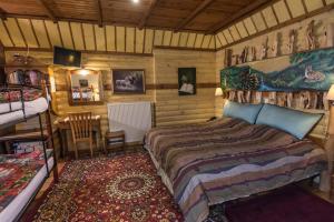 1 dormitorio con 1 cama y escritorio en una habitación en I Gonia Tis Linas, en Áyios Nikólaos