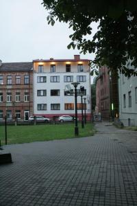 ein großes weißes Gebäude mitten in einer Stadt in der Unterkunft Marijos Karpenko Apartaments in Kaunas