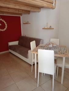 a living room with a table and a couch at Vicolo San Paolo in Palazzolo Acreide