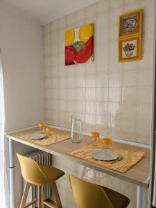 a kitchen with a counter with two chairs and a table at Ático en Toro - Parque de La Golosina in Toro