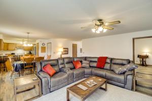 Χώρος καθιστικού στο Henderson Home with Patio 1 Mi to Norfork Lake