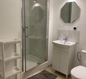 un bagno con doccia, lavandino e WC di Pokoje na Lipowej 2 a Połaniec Altre 21 foto