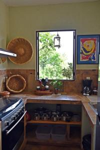 Η κουζίνα ή μικρή κουζίνα στο Casa Tara con vista a las Montañas de Tepoztlán incluye desayuno de bienvenida