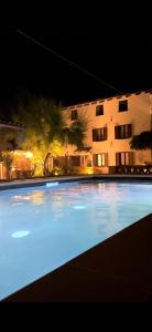 Bazén v ubytování Cascina Bella Relais nebo v jeho okolí