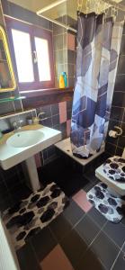 une salle de bain avec un lavabo, des toilettes et une douche dans l'établissement Au 26BIS, 2 Appartements MONTREUX, 1 Apartment niveau 0 et un autre appartement duplex niveau 1 et 2, 15 minutes à pieds du centre de Montreux, Lac Léman, idéal pour balades en ville, Montagne, festivals, Casino, plages, ski, Fredy Mercury, Marché de Noël, à Montreux