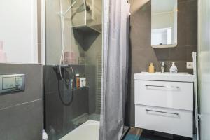 パリにあるLouvre Innocent Apartmentのシャワーと洗面台付きのバスルーム +17枚の写真