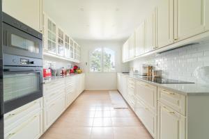 Nhà bếp/bếp nhỏ tại Portuguese Luxury Villa