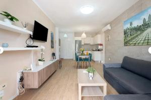 TV a/nebo společenská místnost v ubytování Apartamento Marina Palace Playa Paraiso