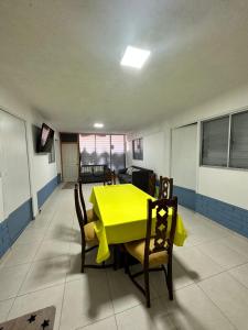 TV a/nebo společenská místnost v ubytování Hostal Jailoren + 1 fotografie