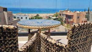 Una mesa y sillas con vista al mar. en Casa del mar, en Agadir nʼ Aït Sa 66 fotos más