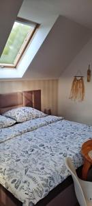 a bedroom with a large bed with a window at Pokoje gościnne Keja in Wisełka
