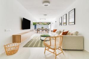 sala de estar blanca con sofá y sillas en Casa Sicilia, en Puerto Rico de Gran Canaria