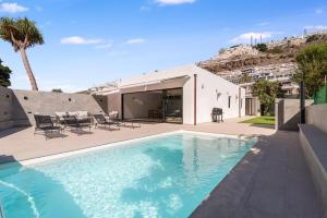 una piscina frente a una casa en Casa Sicilia, en Puerto Rico de Gran Canaria