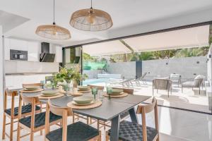Una cocina y un comedor con mesa y sillas. en Casa Sicilia, en Puerto Rico de Gran Canaria