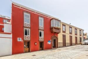 un edificio rojo al costado de una calle en Casa Jurado, en El Paso