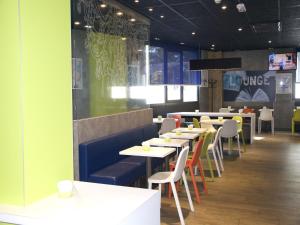 
A restaurant or other place to eat at Ibis budget Toulon centre
