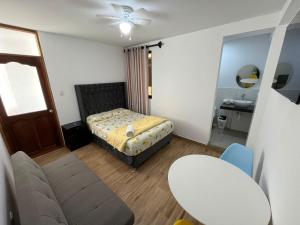 ein Schlafzimmer mit einem Bett, einem Tisch und einem Stuhl in der Unterkunft Casa de Anita 03 in Malabrigo