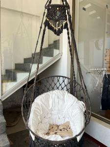 ein Hängesessel mit einem weißen Kissen in einem Zimmer in der Unterkunft Casa de Anita 03 in Malabrigo