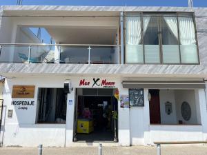 ein großes weißes Gebäude mit einem MX Max-Geschäft in der Unterkunft Casa de Anita 03 in Malabrigo
