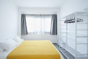 Un dormitorio con una cama y una estantería. en Sintra Sweet Apartment I - Free Parking, en Sintra