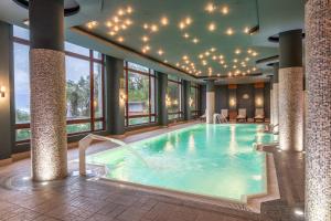 Bazén v ubytování Park Lake Luxury Hotel nebo v jeho okolí