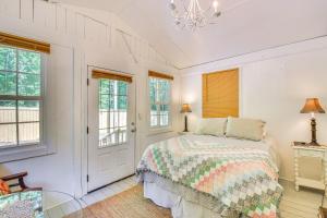 LavoniaにあるPet-Friendly Lavonia Cabin, Walk to Lake Hartwell!のベッドルーム1室(ベッド1台、窓、シャンデリア付)