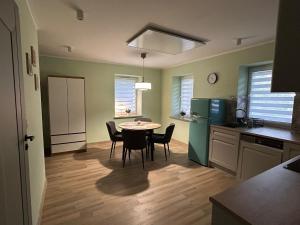 a kitchen with a table and chairs in a room at Apartament Pastelowy in Głuszyca