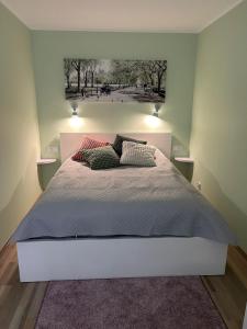 a bedroom with a large bed with two lamps at Apartament Pastelowy in Głuszyca